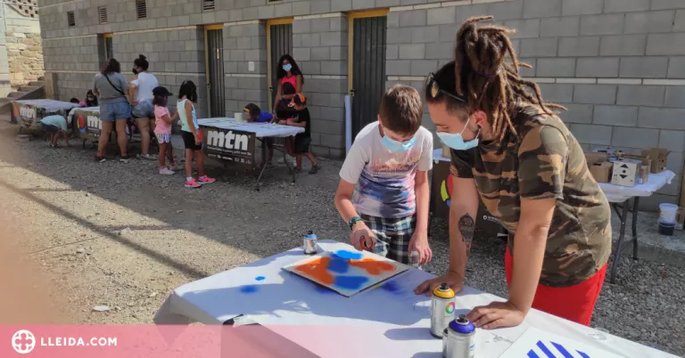 Infants de Camarasa participen en un mural amb l’artista Foxy