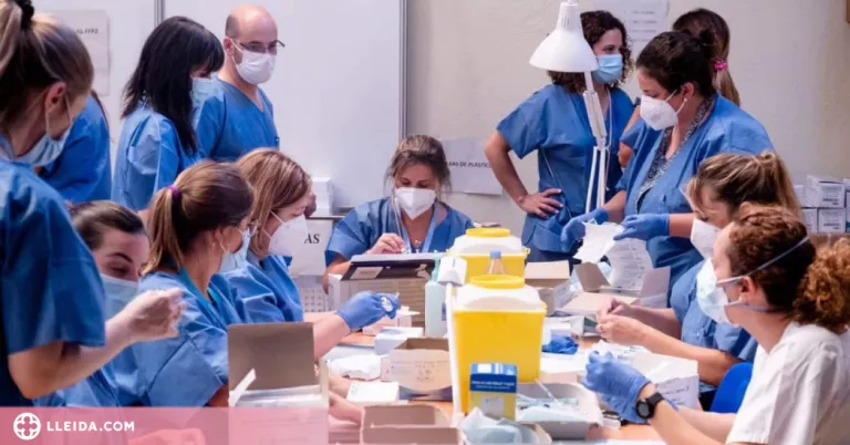Les infermeres familiars rebutgen que auxiliars punxin vacunes contra la covid