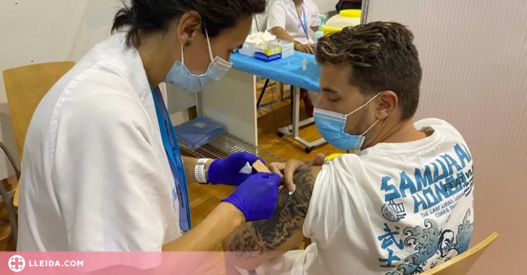 Les infermeres familiars rebutgen que auxiliars punxin vacunes contra la covid