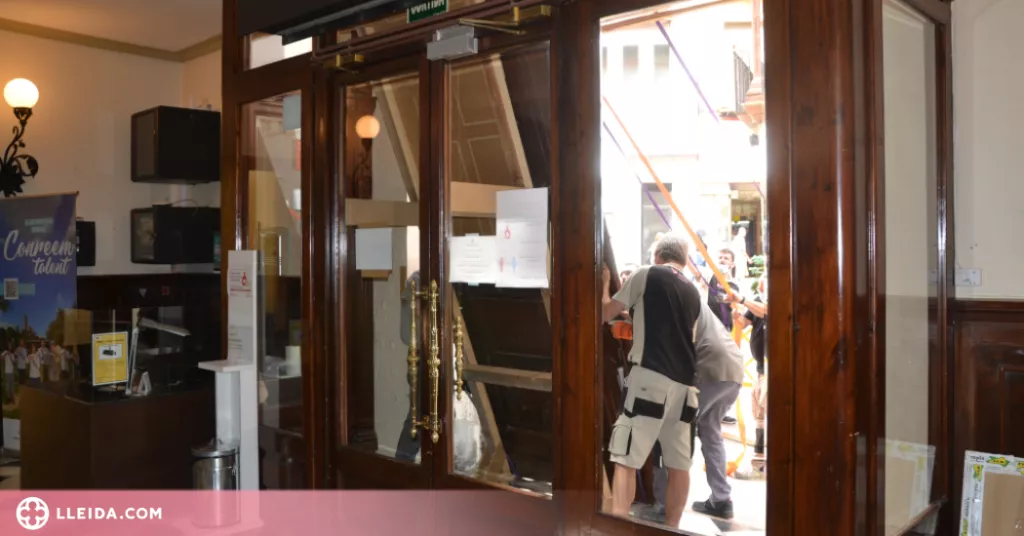 Comença la restauració de la porta principal del Palau de la Diputació