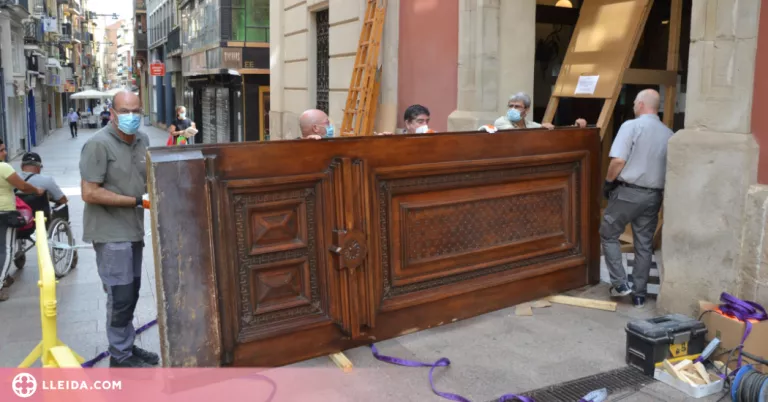 Comença la restauració de la porta principal del Palau de la Diputació