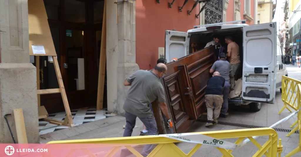Comença la restauració de la porta principal del Palau de la Diputació