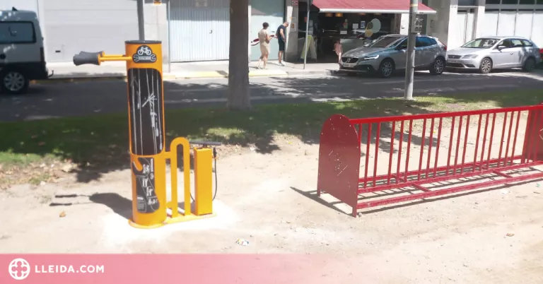 Rosselló instal·la una estació de manteniment i reparació de bicicletes