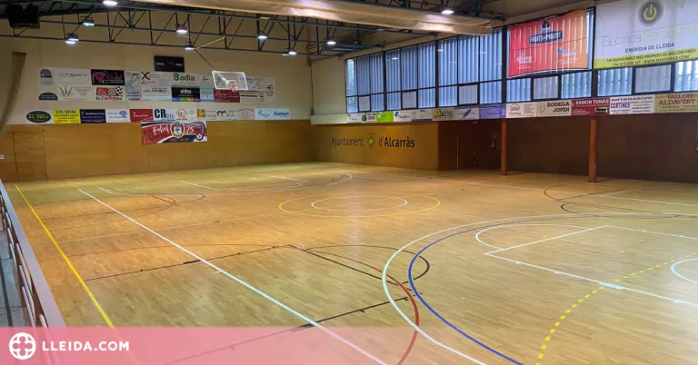 Alcarràs renova les pistes del pavelló polivalent i del poliesportiu municipal
