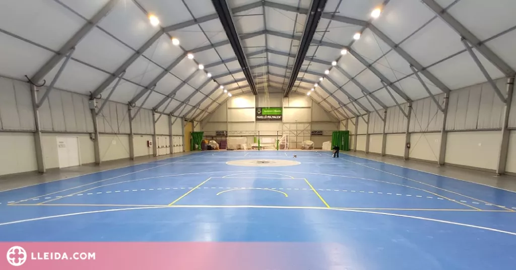Alcarràs renova les pistes del pavelló polivalent i del poliesportiu municipal