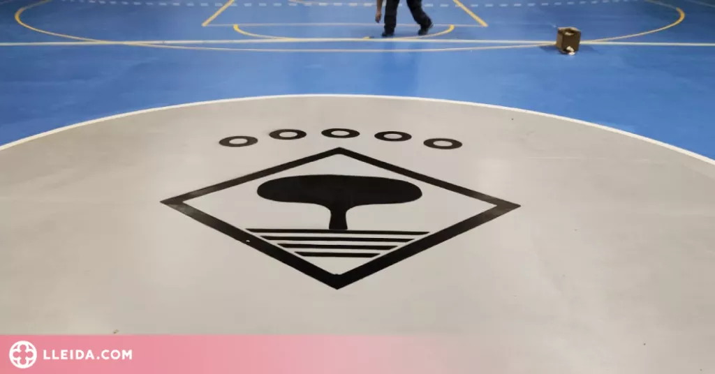 Alcarràs renova les pistes del pavelló polivalent i del poliesportiu municipal