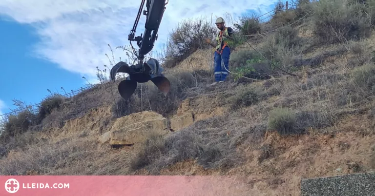 Retiren una pedra de grans dimensions del Turó de Gardeny que corria risc de despreniment
