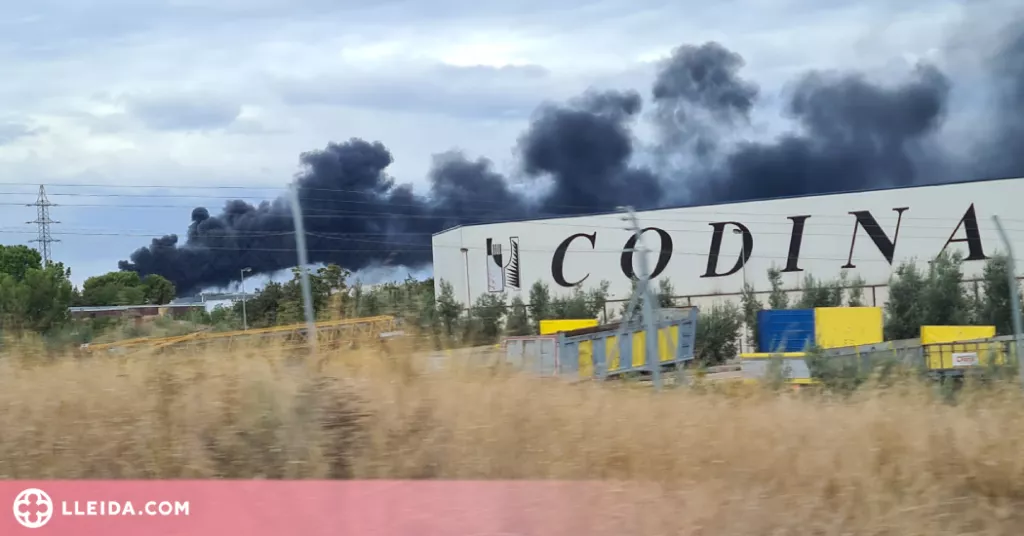 Un incendi crema una nau a Torrefarrera