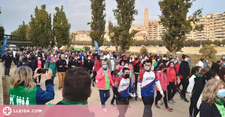 Més de 1.400 persones caminen contra el càncer a Lleida
