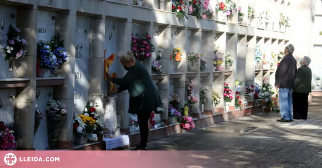 ⏯️ Milers de lleidatans visiten per Tots Sants el cementiri per recordar els seus difunts
