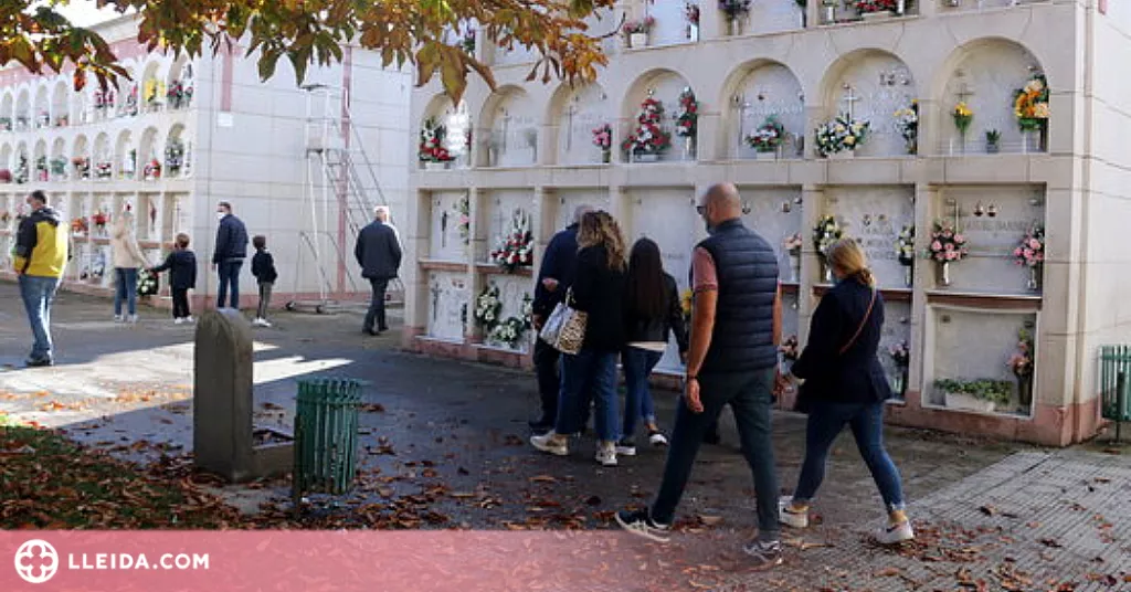 ⏯️ Milers de lleidatans visiten per Tots Sants el cementiri per recordar els seus difunts