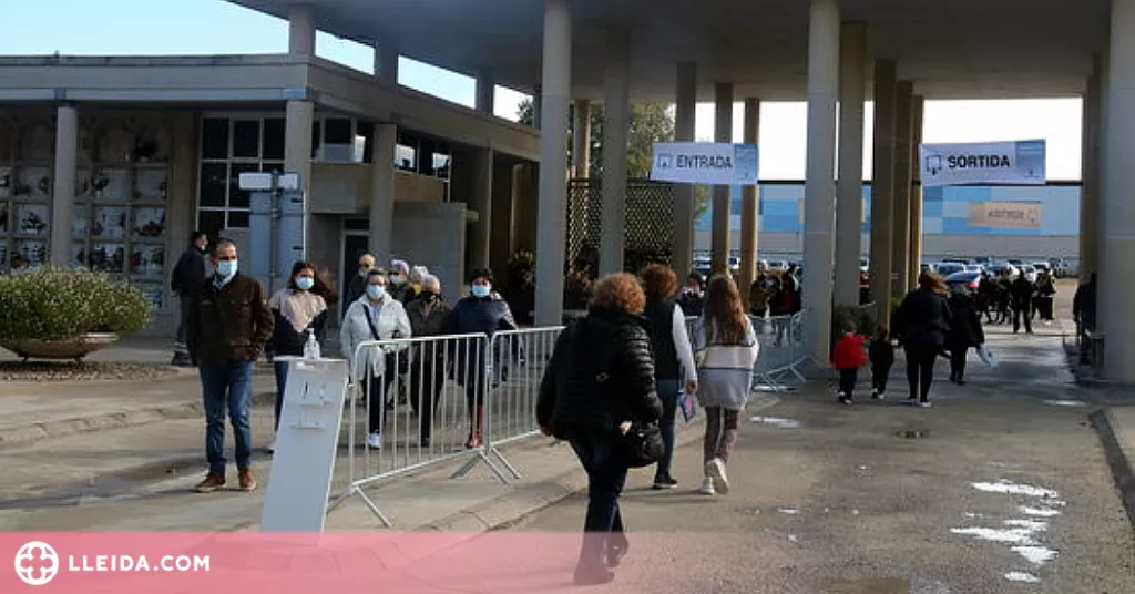 ⏯️ Milers de lleidatans visiten per Tots Sants el cementiri per recordar els seus difunts