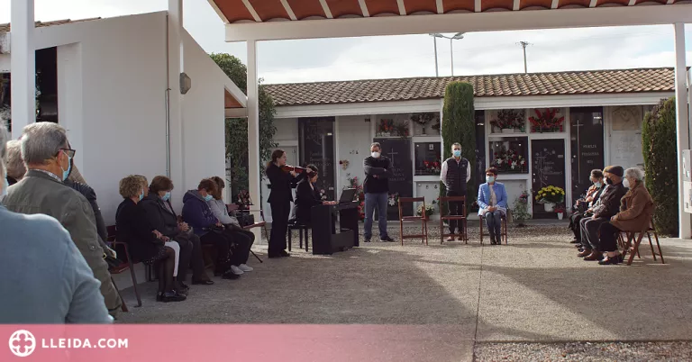 Rosselló recorda els difunts amb música i ofrenes florals