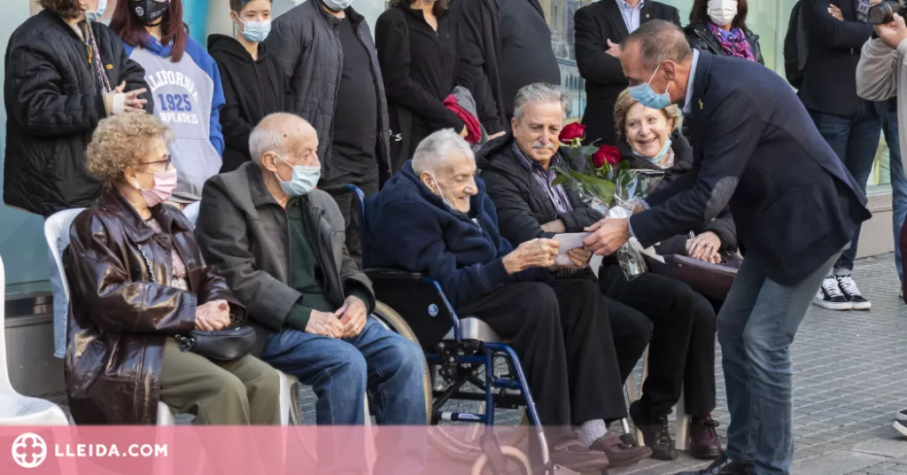 Exalumnes i famílies del Liceu Escolar homenatgen les víctimes del bombardeig