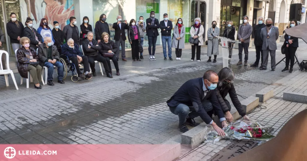 Exalumnes i famílies del Liceu Escolar homenatgen les víctimes del bombardeig