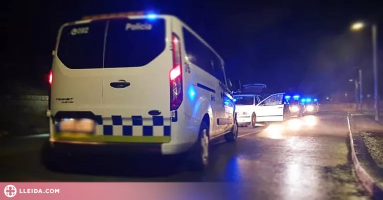 Condueix begut, en sentit contrari, intenta envestir els agents de la Urbana i els agredeix