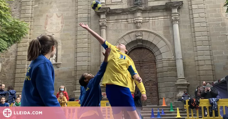 Handbol als carrers de Guissona