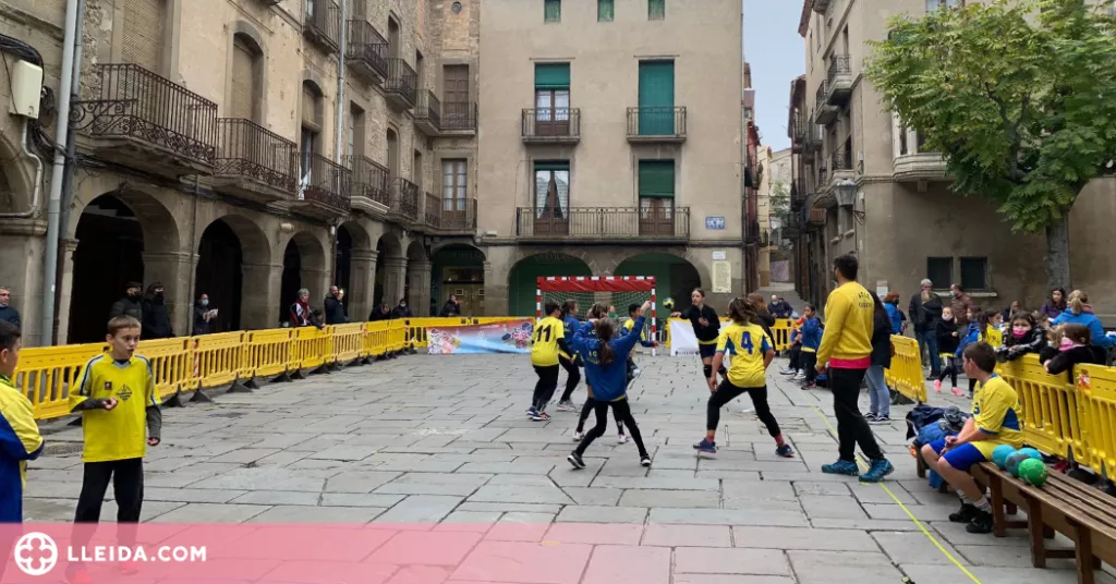 Handbol als carrers de Guissona
