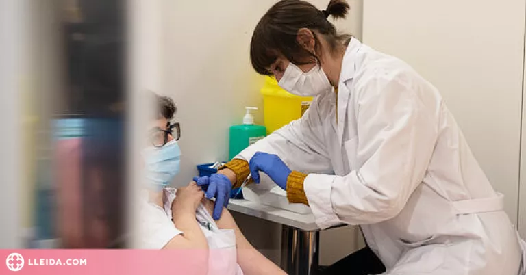 La tercera dosi es podria injectar properament als menors de 60 anys