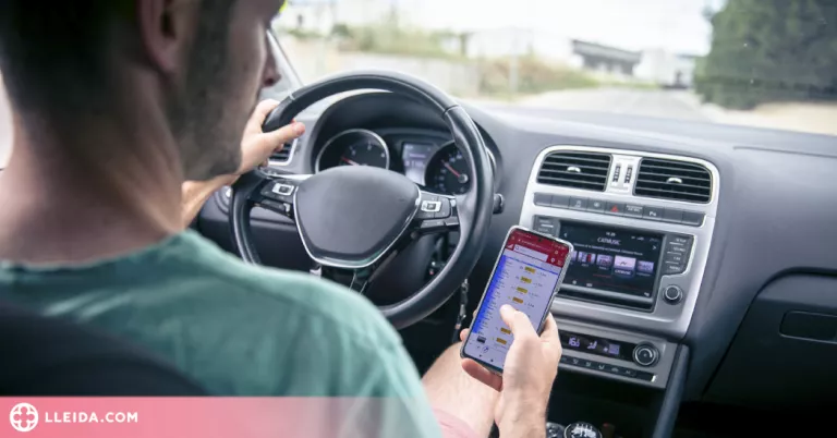 Més de 1.500 denúncies en una setmana per utilitzar el mòbil mentre es condueix