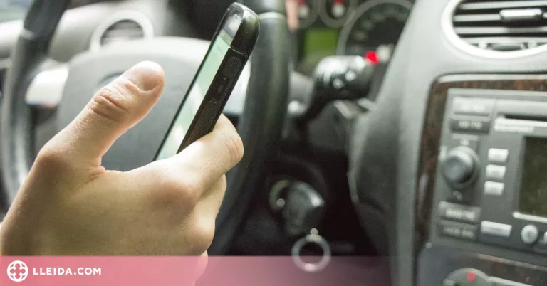 ⏯️ Més de 220 denúncies diàries per utilitzar el mòbil mentre es condueix