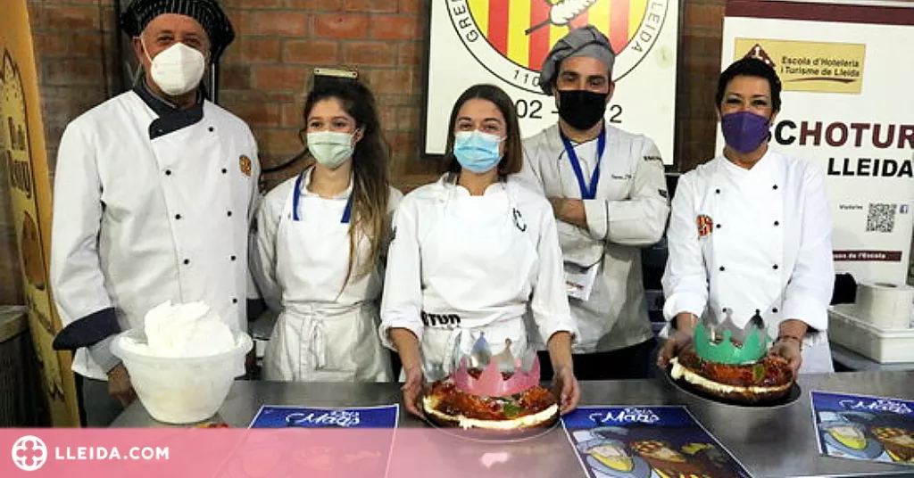Desenes d'infants aprenen a elaborar tortells de Reis a Lleida