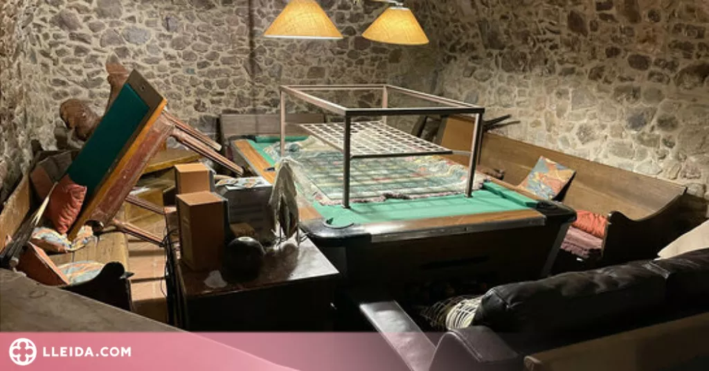 Destrossen una casa rural durant una festa il·legal amb un centenar de persones