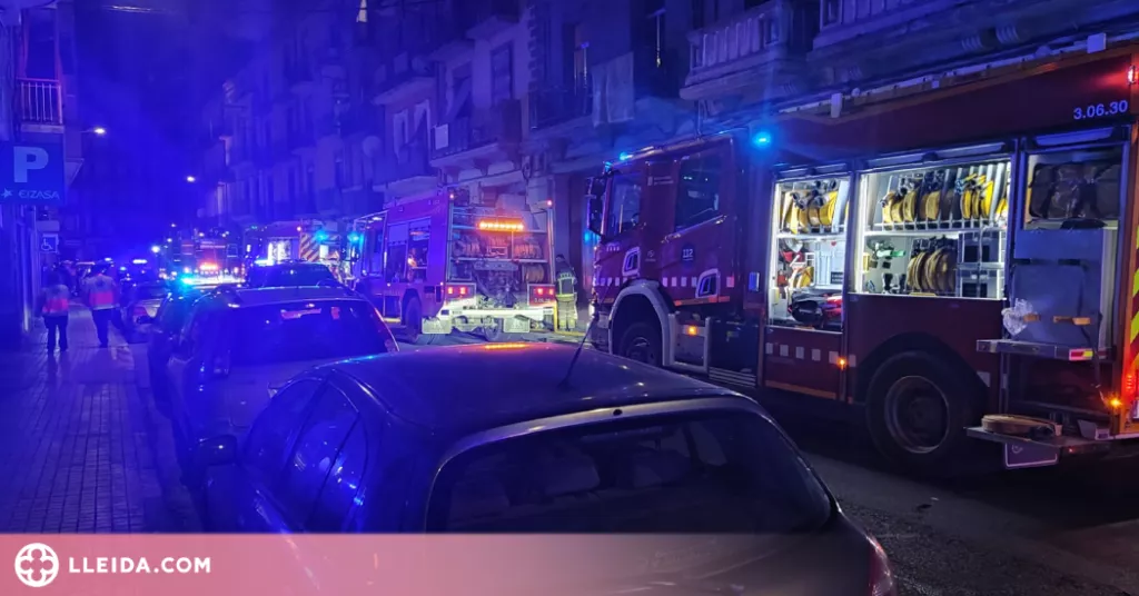 Una ferida lleu i diversos veïns desallotjats en un incendi en un edifici de Lleida