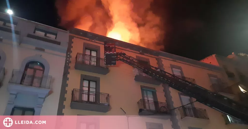 Una ferida lleu i diversos veïns desallotjats en un incendi en un edifici de Lleida