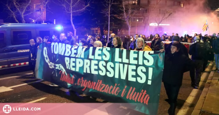 ⏯️ Unes cent persones recorren els carrers de Lleida per demanar l'absolució de Hasel i en rebuig de la "repressió"