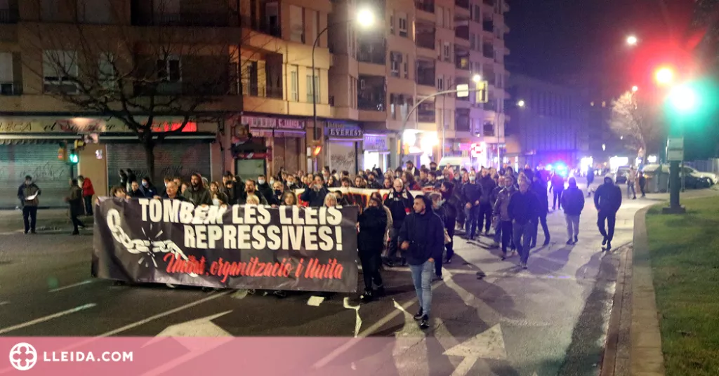 ⏯️ Unes cent persones recorren els carrers de Lleida per demanar l'absolució de Hasel i en rebuig de la "repressió"
