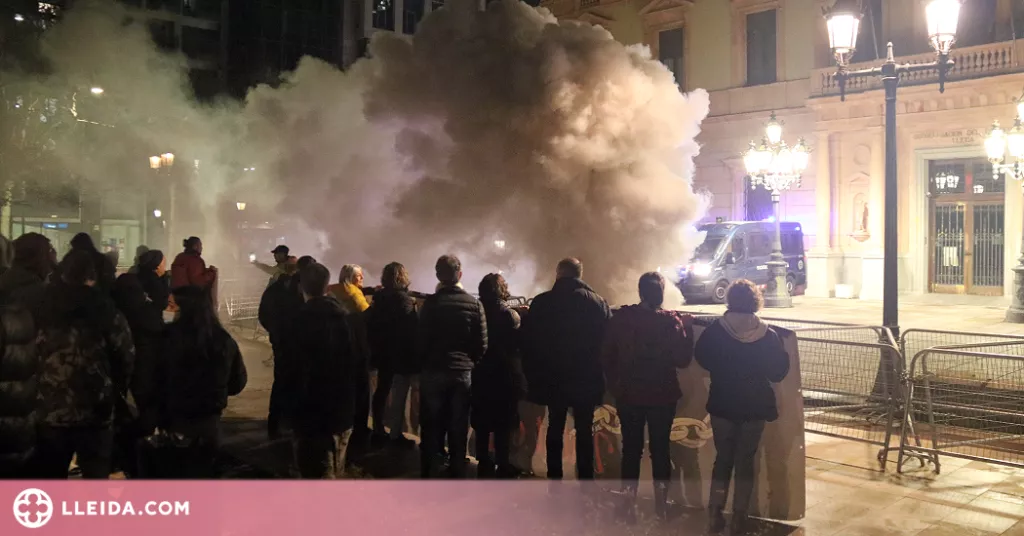 ⏯️ Unes cent persones recorren els carrers de Lleida per demanar l'absolució de Hasel i en rebuig de la "repressió"