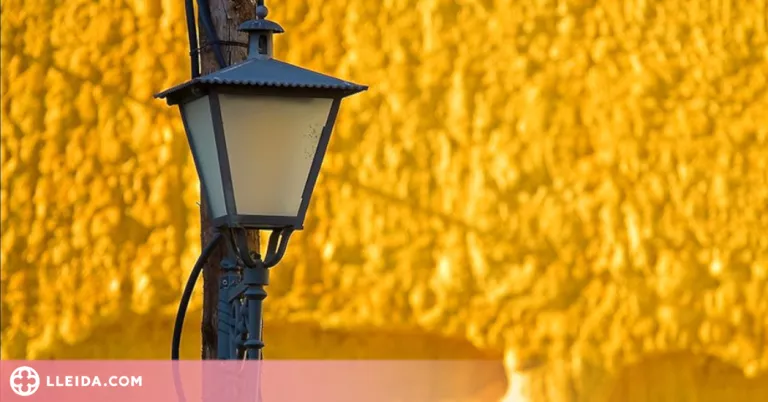 Pobles i ciutats il·luminades de groc per celebrar el Dia de la Felicitat