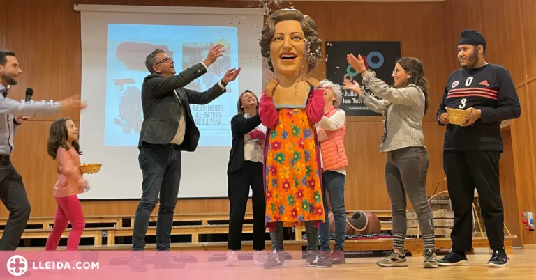 Les Escoles Especials de la Diputació bategen el seu capgròs amb el nom de ‘Fina’