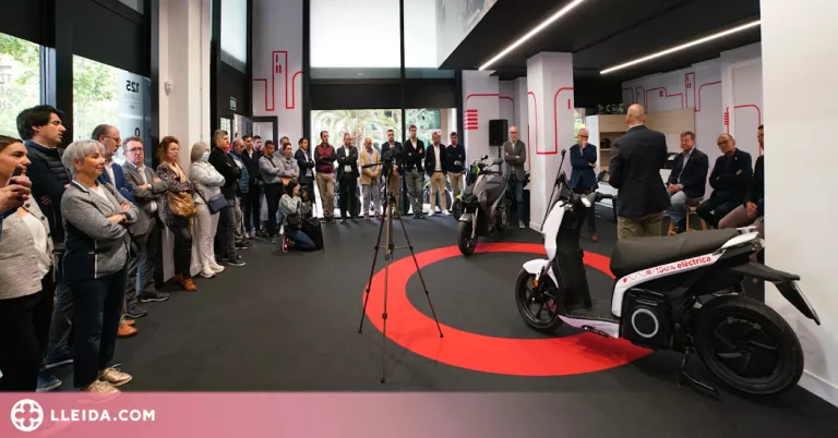 L’alcalde Miquel Pueyo assisteix a la inauguració del concessionari de motos elèctriques Silence