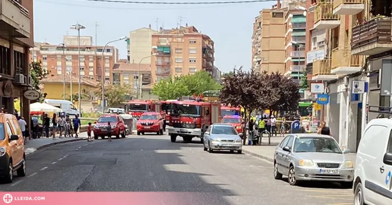 Un incendi en un edifici de Lleida obliga a desallotjar i confinar diversos veïns