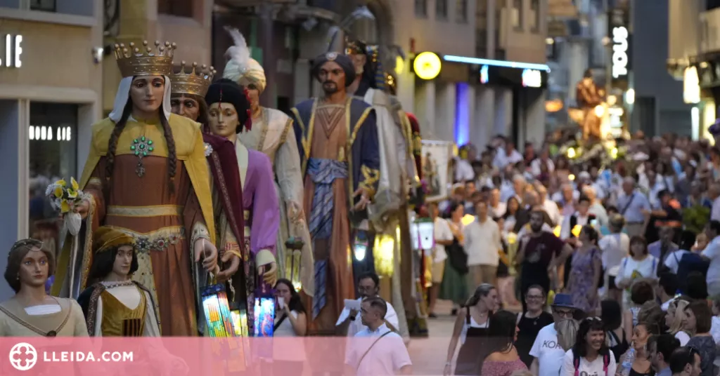 Els tradicionals fanalets de Sant Jaume il·luminen Lleida