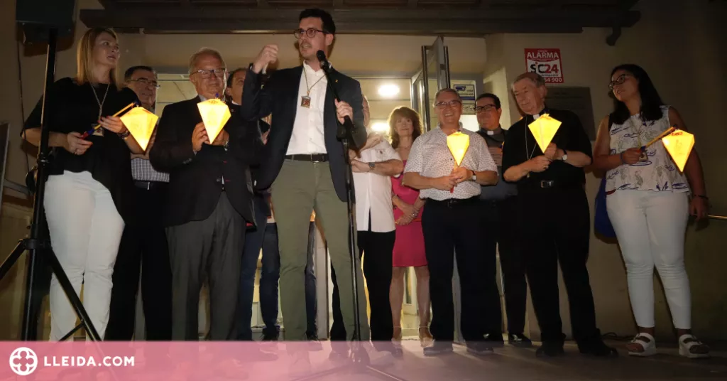 Els tradicionals fanalets de Sant Jaume il·luminen Lleida