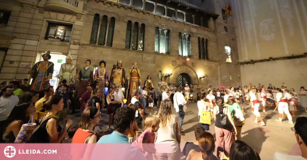 Els tradicionals fanalets de Sant Jaume il·luminen Lleida