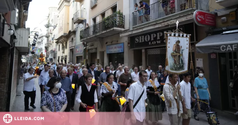 Els tradicionals fanalets de Sant Jaume il·luminen Lleida