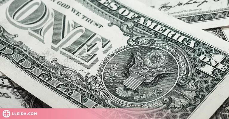 L'euro torna a caure per sota del dòlar