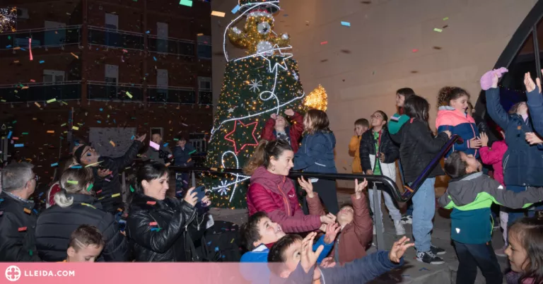 Les nenes i nens de Rosselló, protagonistes de l'encesa dels llums de Nadal