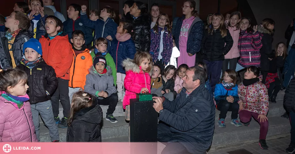 Les nenes i nens de Rosselló, protagonistes de l'encesa dels llums de Nadal