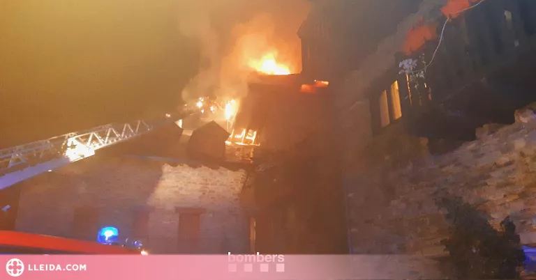 ⏯️ Incendi sense ferits en una casa de tres plantes al Pallars Sobirà