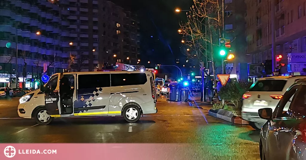 Un incendi crema un pis al Passeig de Ronda de Lleida