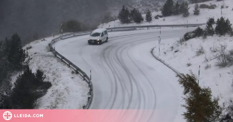 Dotze carreteres afectades per la neu, principalment a l'Alt Pirineu i la Vall d'Aran