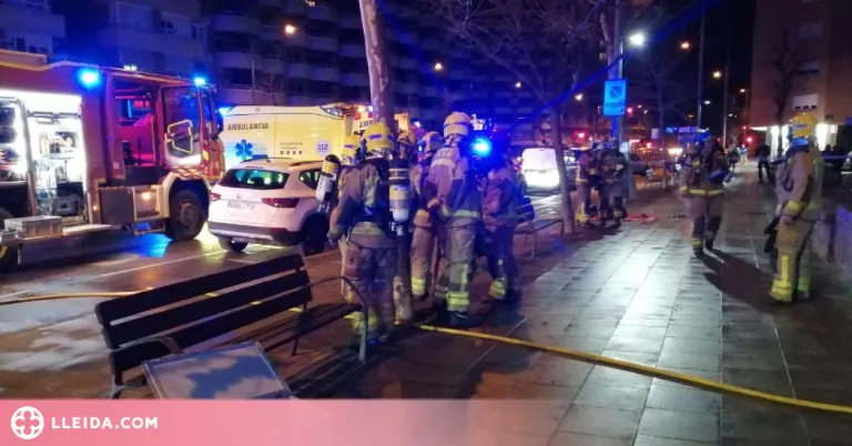 Un incendi crema un pis al Passeig de Ronda de Lleida
