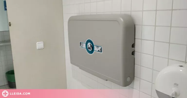 Les Borges Blanques instal·la canviadors per a nadons a diversos lavabos masculins