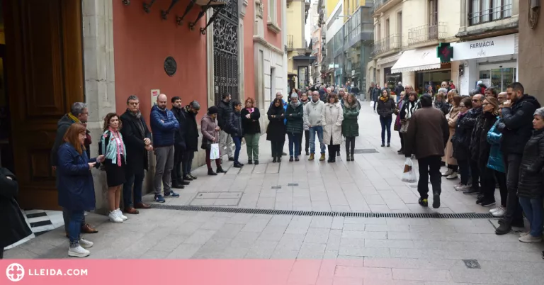 Concentració silenciosa a la Diputació de Lleida pel primer aniversari de la invasió d’Ucraïna