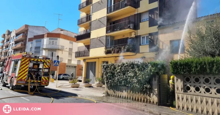 Un incendi obliga a desallotjar els veïns d'un bloc de pisos de Mollerussa